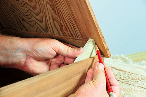 Marking bottle lift installation location in wine box