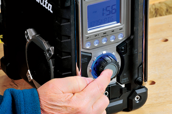 The Makita’s single dial controls both volume and tuning: you push it to switch between functions.