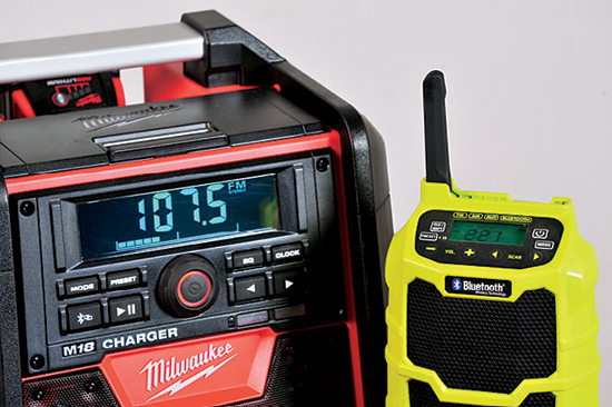 The Makita’s single dial controls both volume and tuning: you push it to switch between functions.