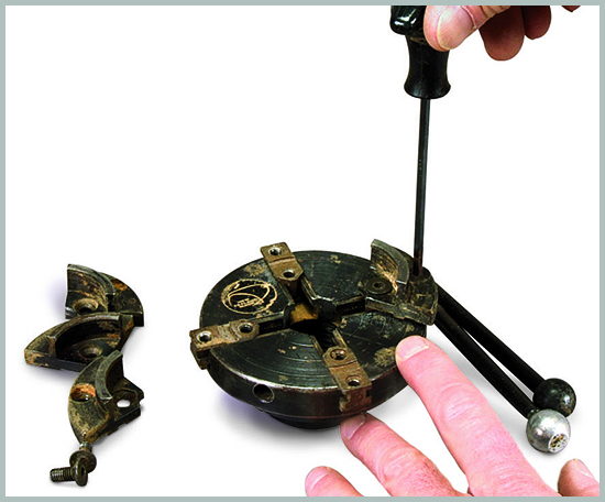 You can screw a variety of jaw extensions to the bottom jaw for different needs.